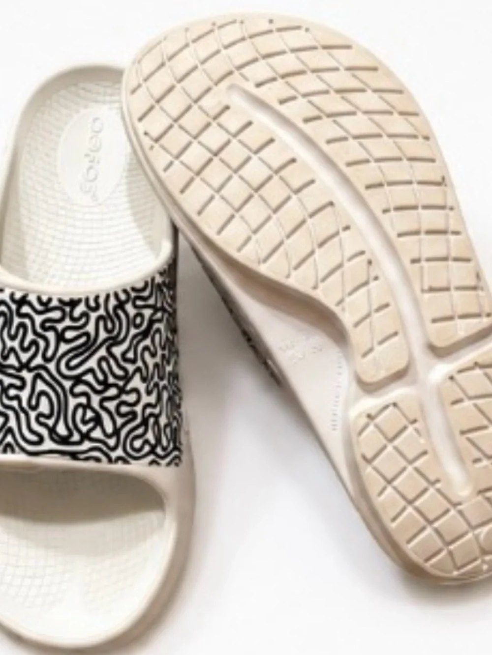OOFOS OOahh Limited Edition Recovery Slides White/Black Graphic EUC